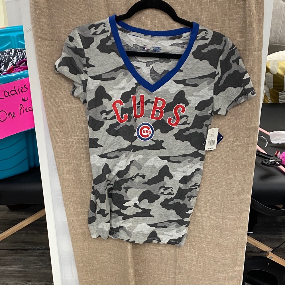 Genuine Merchandise Chicago Cubs Gray Camo V-Neck Tee with Blue Trim